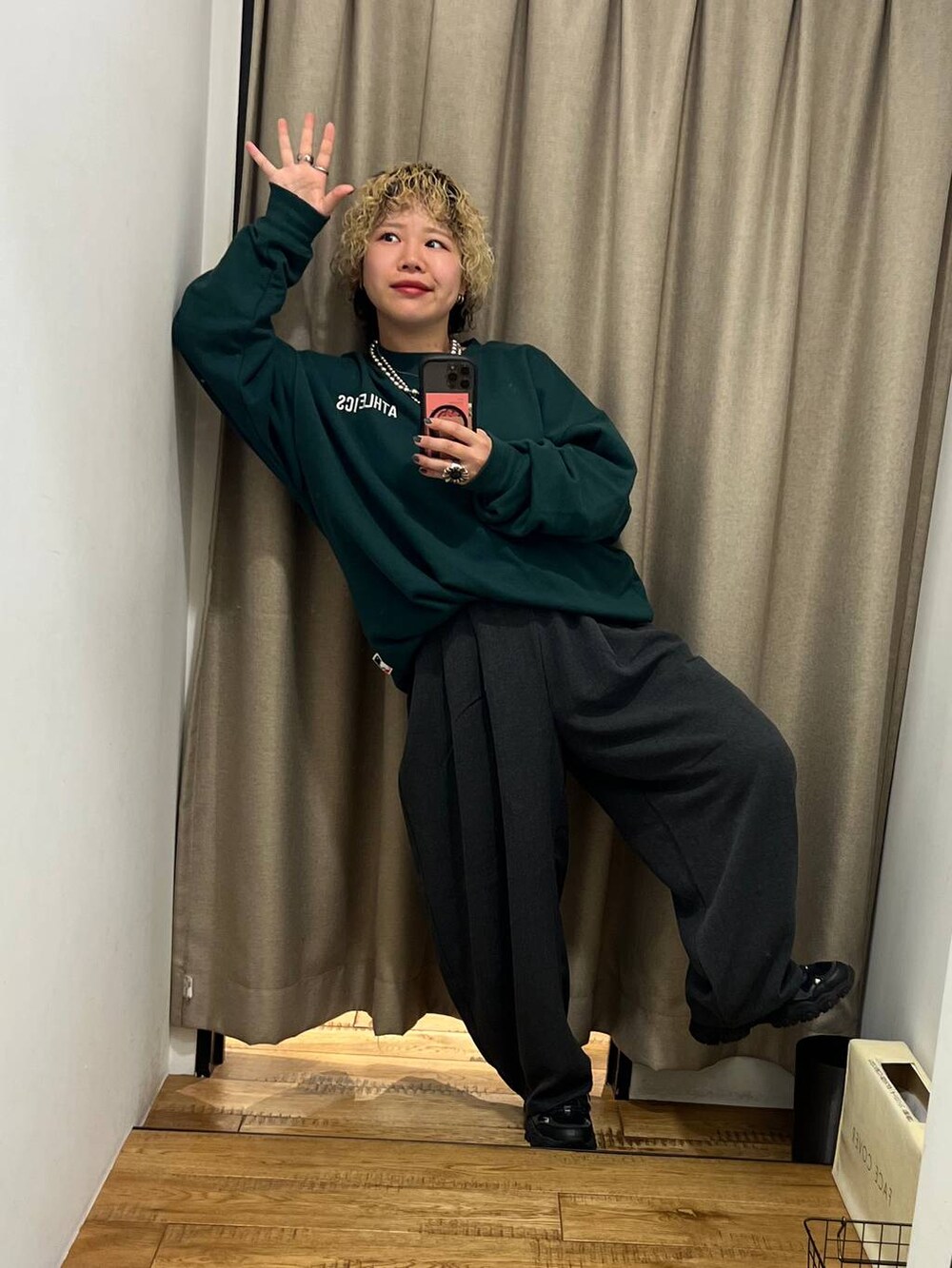 グレー系のその他パンツ、グリーン系のスウェット、シルバー系のネックレスを着用したレディースの秋コーディネートの2枚目の写真