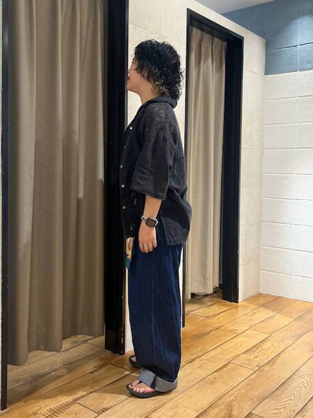 ブラック系のシャツ/ブラウス、ブルー系のデニムパンツ、グリーン系のバンダナ/スカーフを着用したレディースの夏コーディネートの2枚目の写真