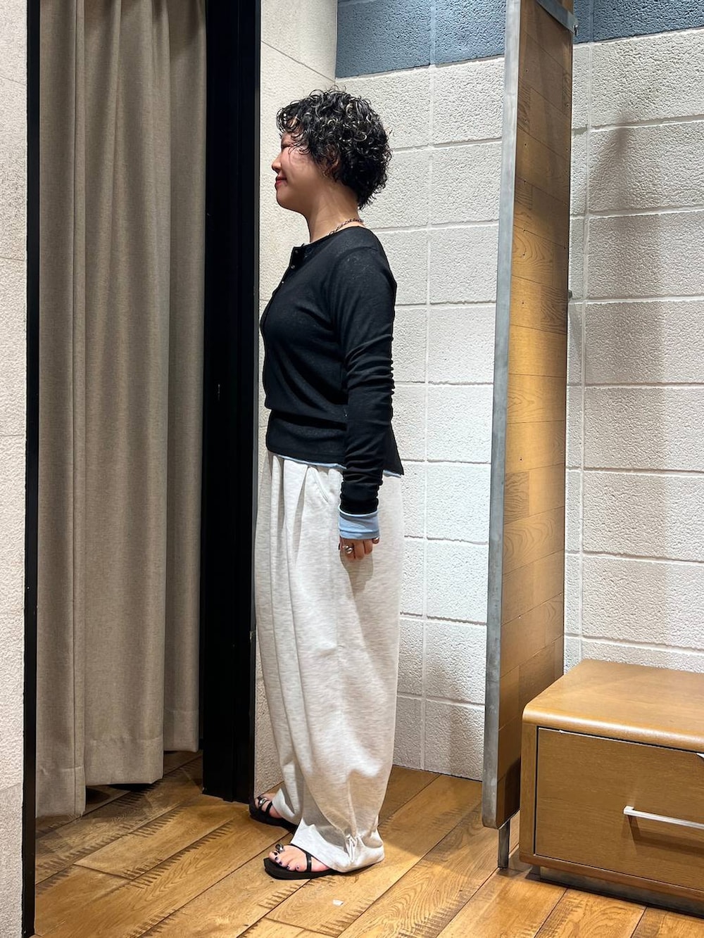 グレー系のスウェットパンツ、ブラック系のサンダル、ブラック系のTシャツ/カットソーを着用したレディースの夏コーディネートの2枚目の写真