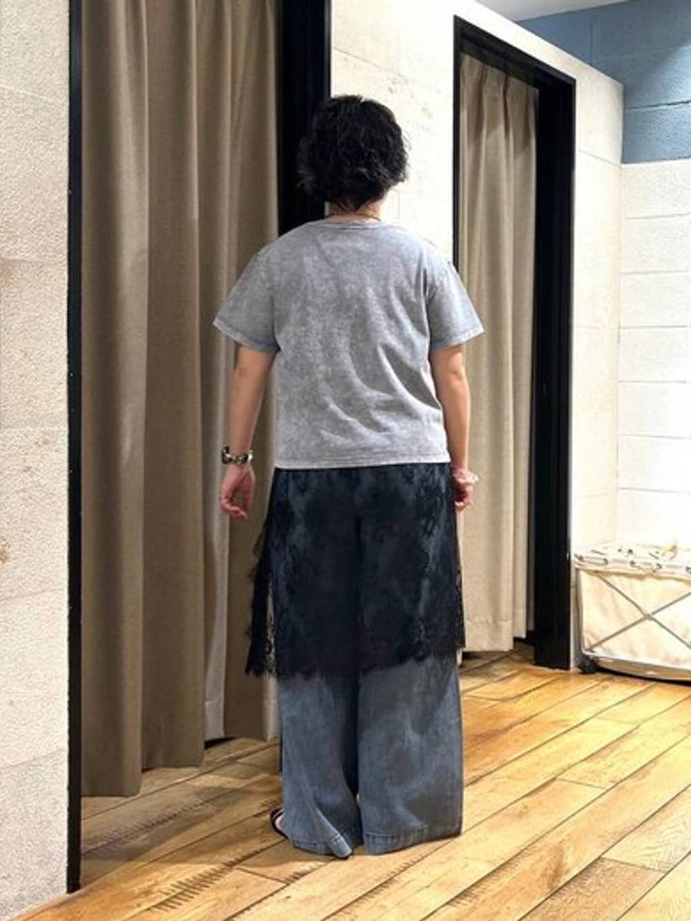 ブラック系のサンダル、ブルー系のデニムパンツ、ブラック系のワンピースを着用したレディースの夏コーディネートの3枚目の写真