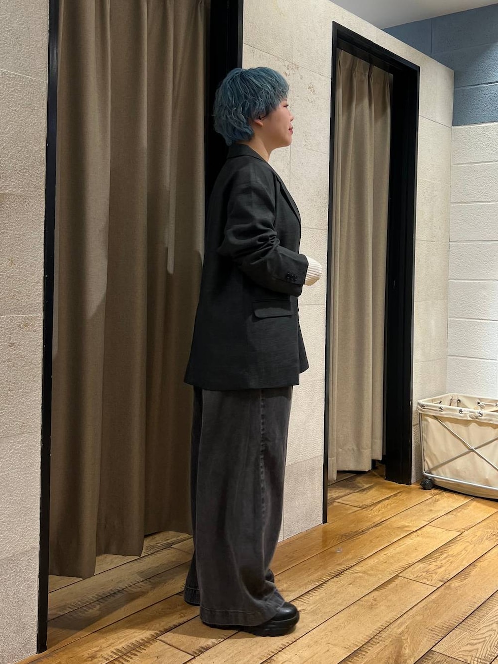 ブラック系のブーツ、ブラック系のニット/セーター、ブラック系のデニムパンツを着用したレディースの冬コーディネートの4枚目の写真