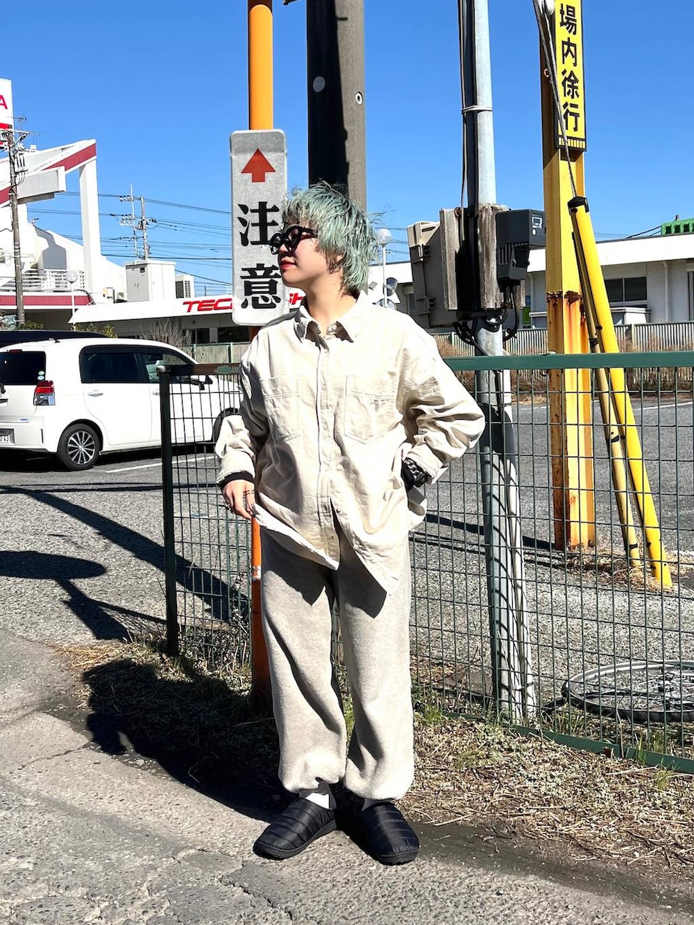 ベージュ系のシャツ/ブラウスを着用したレディースの冬コーディネートの2枚目の写真