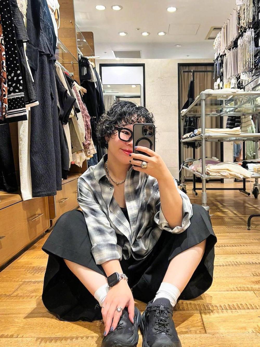 ブラック系のTシャツ/カットソー、ブラック系のスラックス、グレー系のシャツ/ブラウスを着用したレディースの秋コーディネートの2枚目の写真