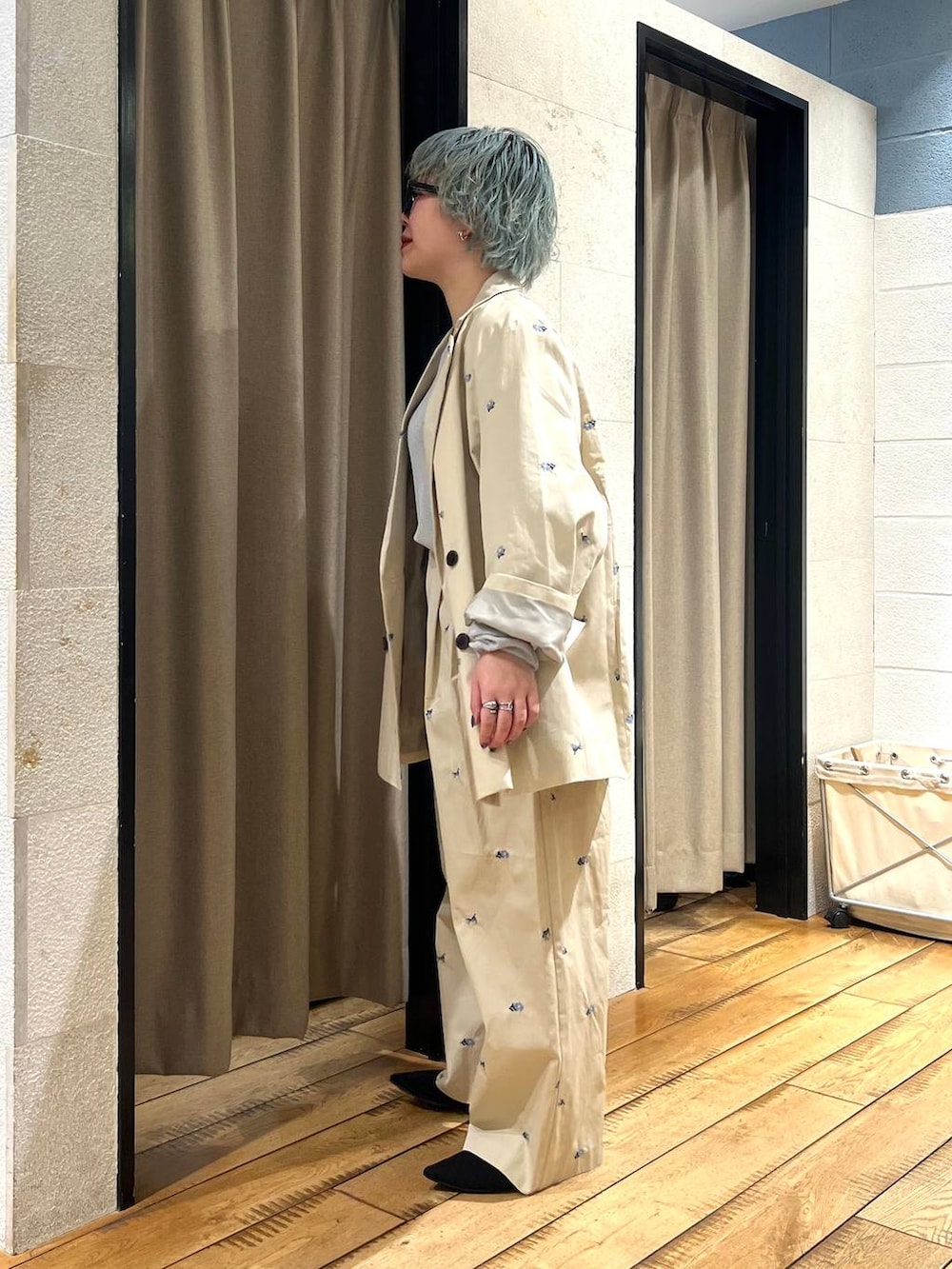 グレー系のTシャツ/カットソー、ブラック系のパンプス、ベージュ系のその他アウターを着用したレディースの冬コーディネートの2枚目の写真