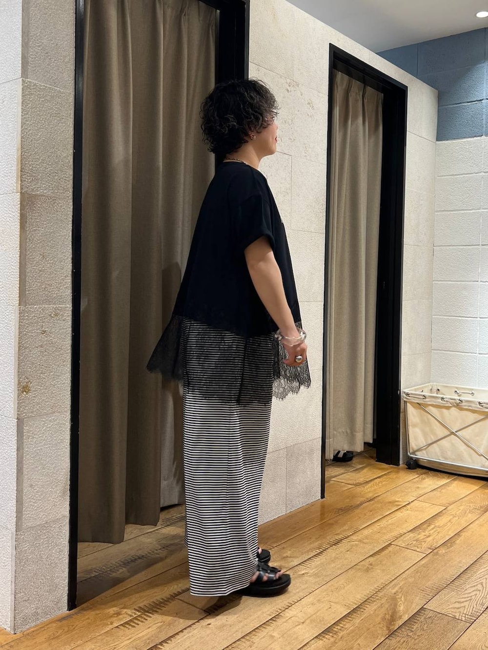 ホワイト系のその他パンツ、ブラック系のサンダル、ブラック系のTシャツ/カットソーを着用したレディースの夏コーディネートの4枚目の写真