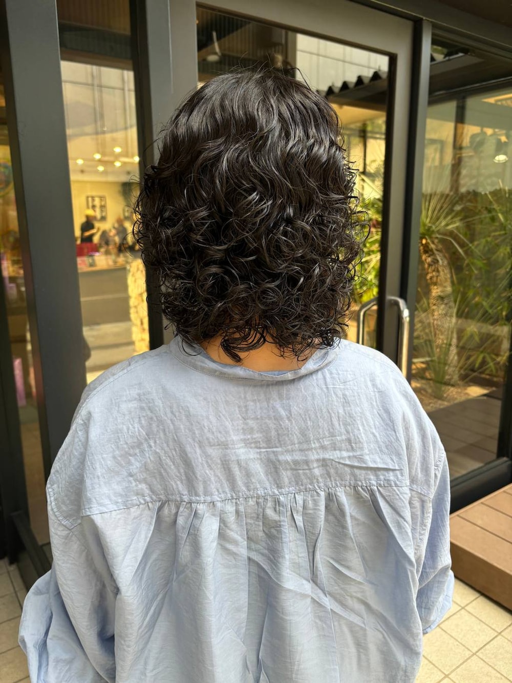 ブラック系のTシャツ/カットソー、ブルー系のシャツ/ブラウス、シルバー系のネックレスを着用したレディースの秋コーディネートの3枚目の写真