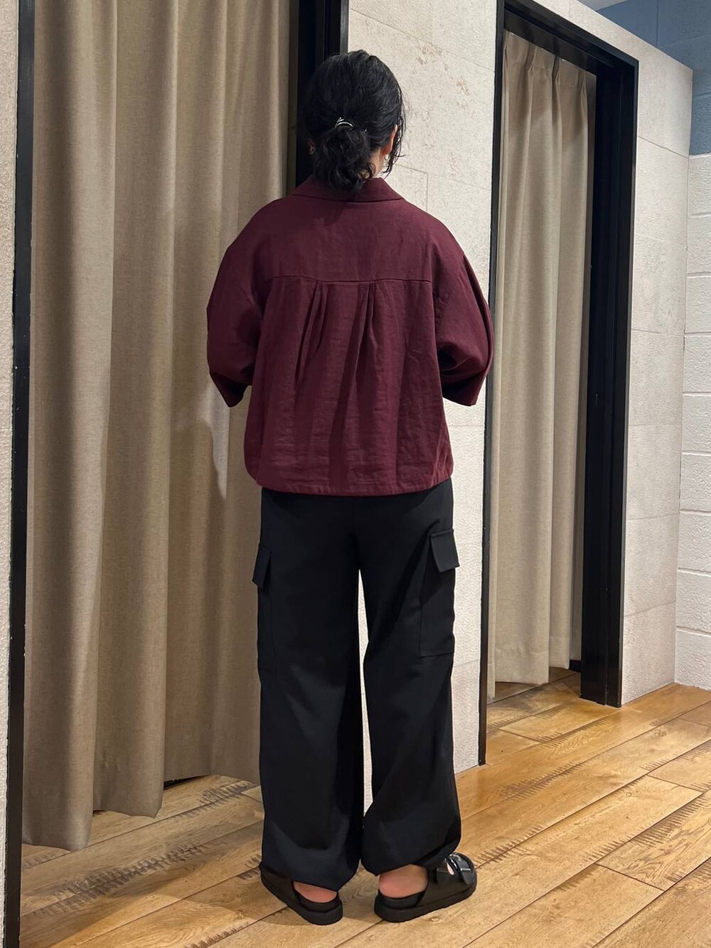 ブラック系のTシャツ/カットソー、ブラウン系のシャツ/ブラウス、ブラック系のサンダルを着用したレディースの夏コーディネートの3枚目の写真