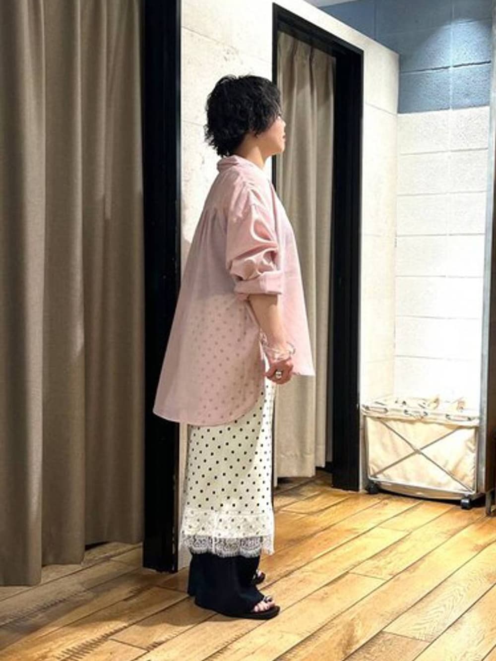 ブラック系のTシャツ/カットソー、ピンク系のシャツ/ブラウス、ブルー系のスラックスを着用したレディースの夏コーディネートの4枚目の写真