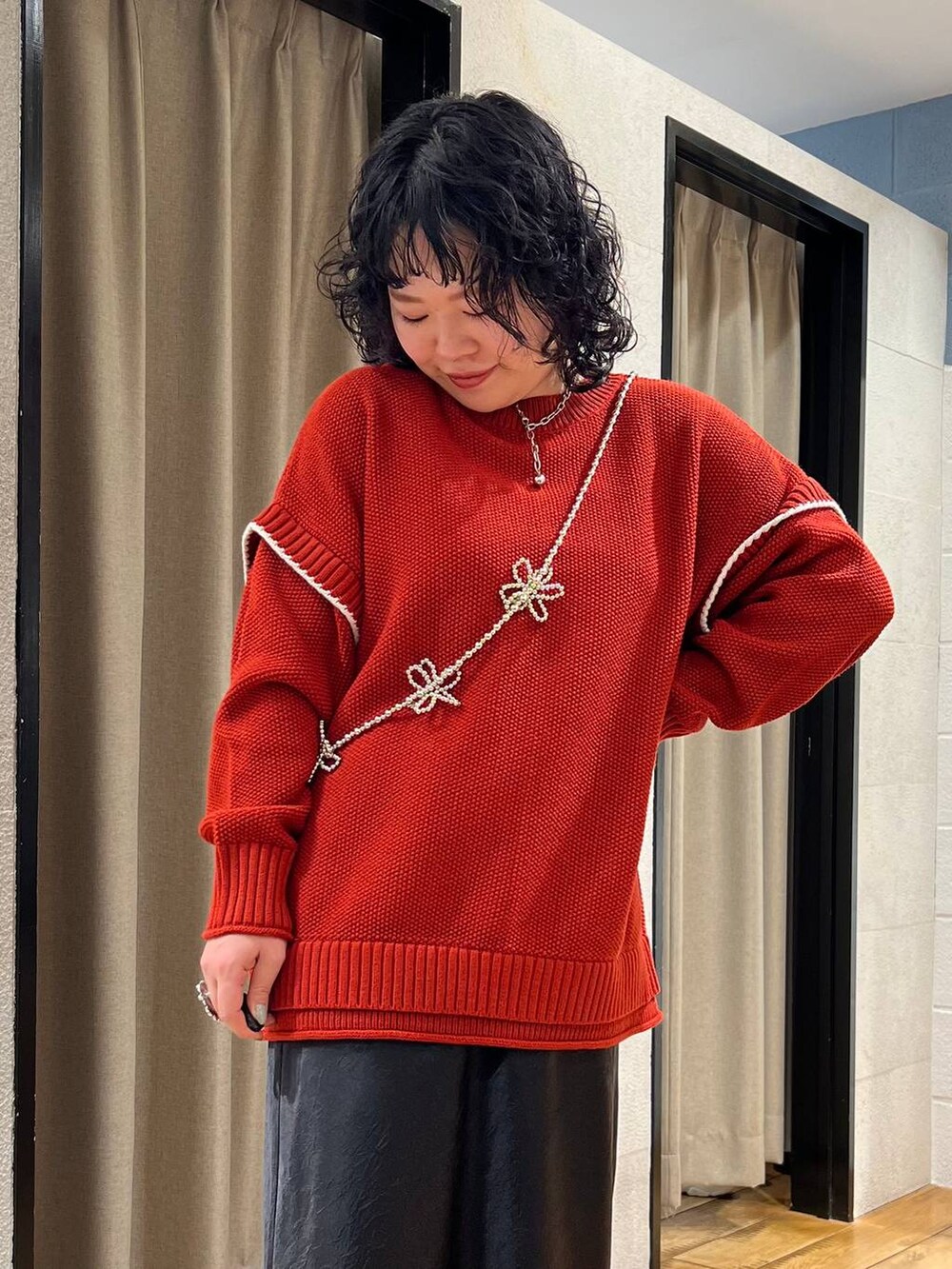 「体型カバー、着痩せ・細見え、個性派、秋コーデ、ローリーズスタイル_LOWRYS FARM、着痩せ、きれいめ、カジュアル、LOWRYS FARM、秋冬新作、モバイルグッズ_Me%、ニット、パーマ、シンプルコーデ、冬コーデ」|「Me%のオハナビーズモバイルショルダーストラップ 109516(スマホグッズ、グレー系)」を使った、ミノさんさん(レディース・154cm)の冬コーディネートの2枚目の写真