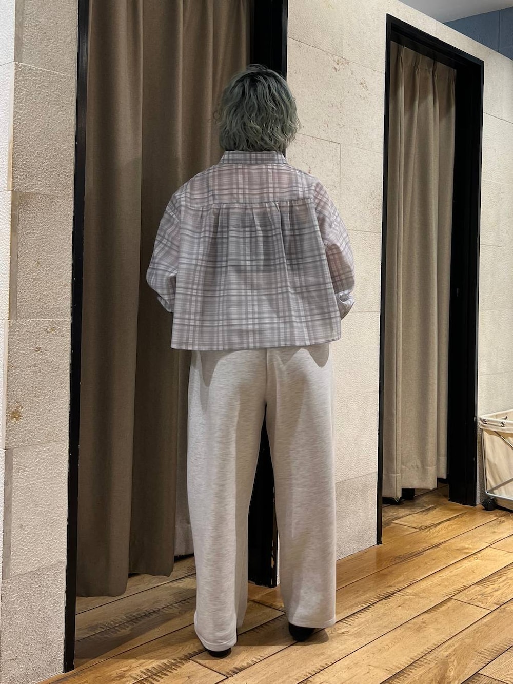 グレー系のスウェットパンツ、その他のシャツ/ブラウス、ブラック系のパンプスを着用したレディースの春コーディネートの3枚目の写真