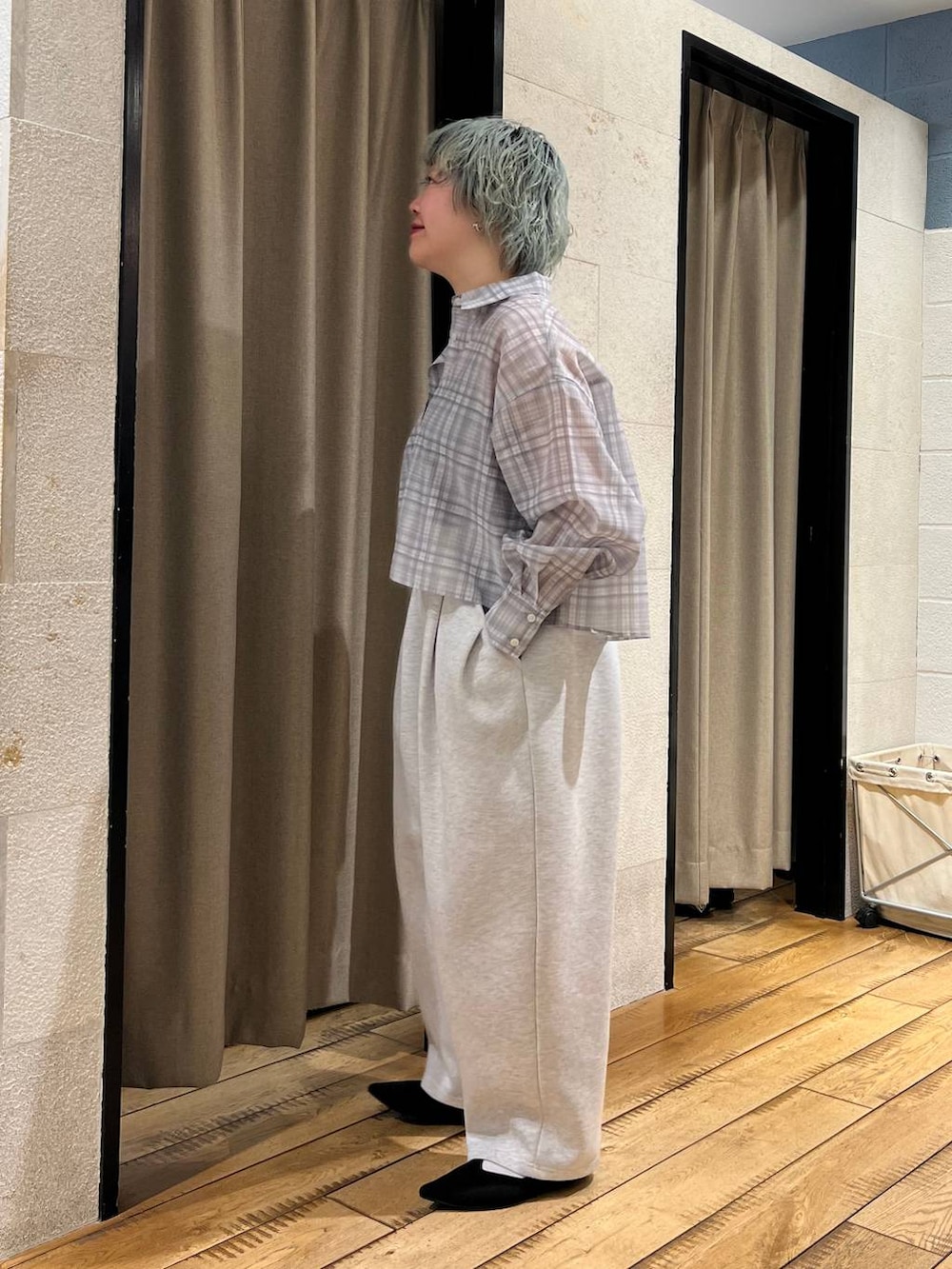 グレー系のスウェットパンツ、その他のシャツ/ブラウス、ブラック系のパンプスを着用したレディースの春コーディネートの2枚目の写真