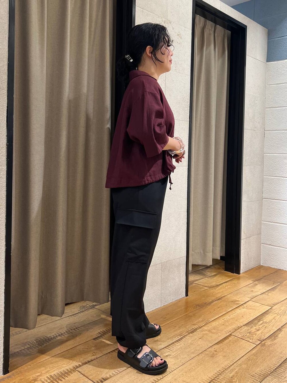 ブラック系のTシャツ/カットソー、ブラウン系のシャツ/ブラウス、ブラック系のサンダルを着用したレディースの夏コーディネートの4枚目の写真