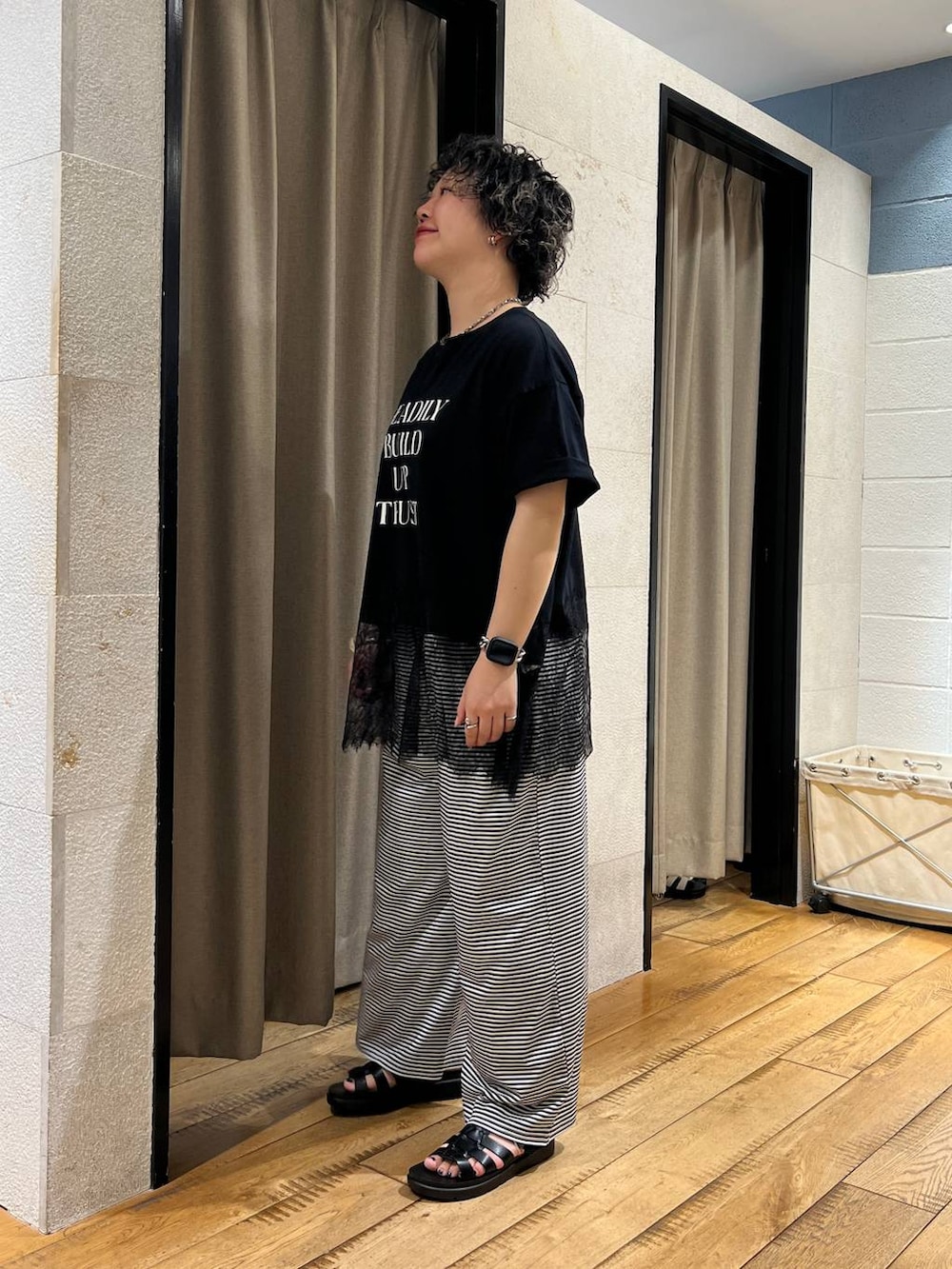 ホワイト系のその他パンツ、ブラック系のサンダル、ブラック系のTシャツ/カットソーを着用したレディースの夏コーディネートの2枚目の写真