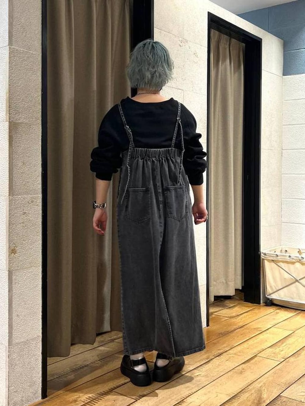 ブラック系のサンダル、ブラック系のワンピース、ブラック系のスウェットを着用したレディースの冬コーディネートの3枚目の写真