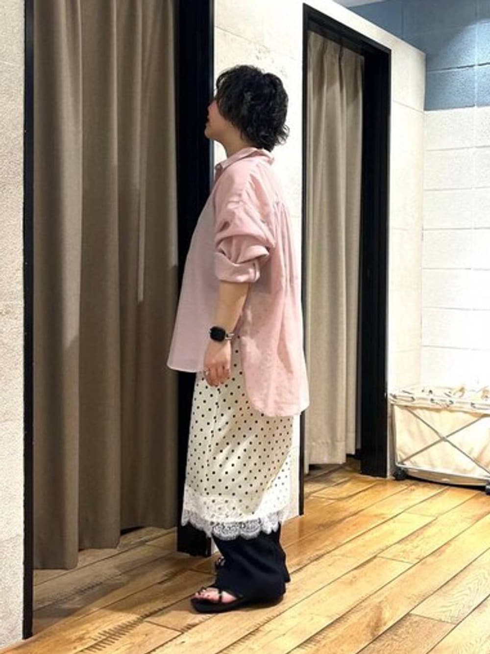 ブラック系のTシャツ/カットソー、ピンク系のシャツ/ブラウス、ブルー系のスラックスを着用したレディースの夏コーディネートの2枚目の写真