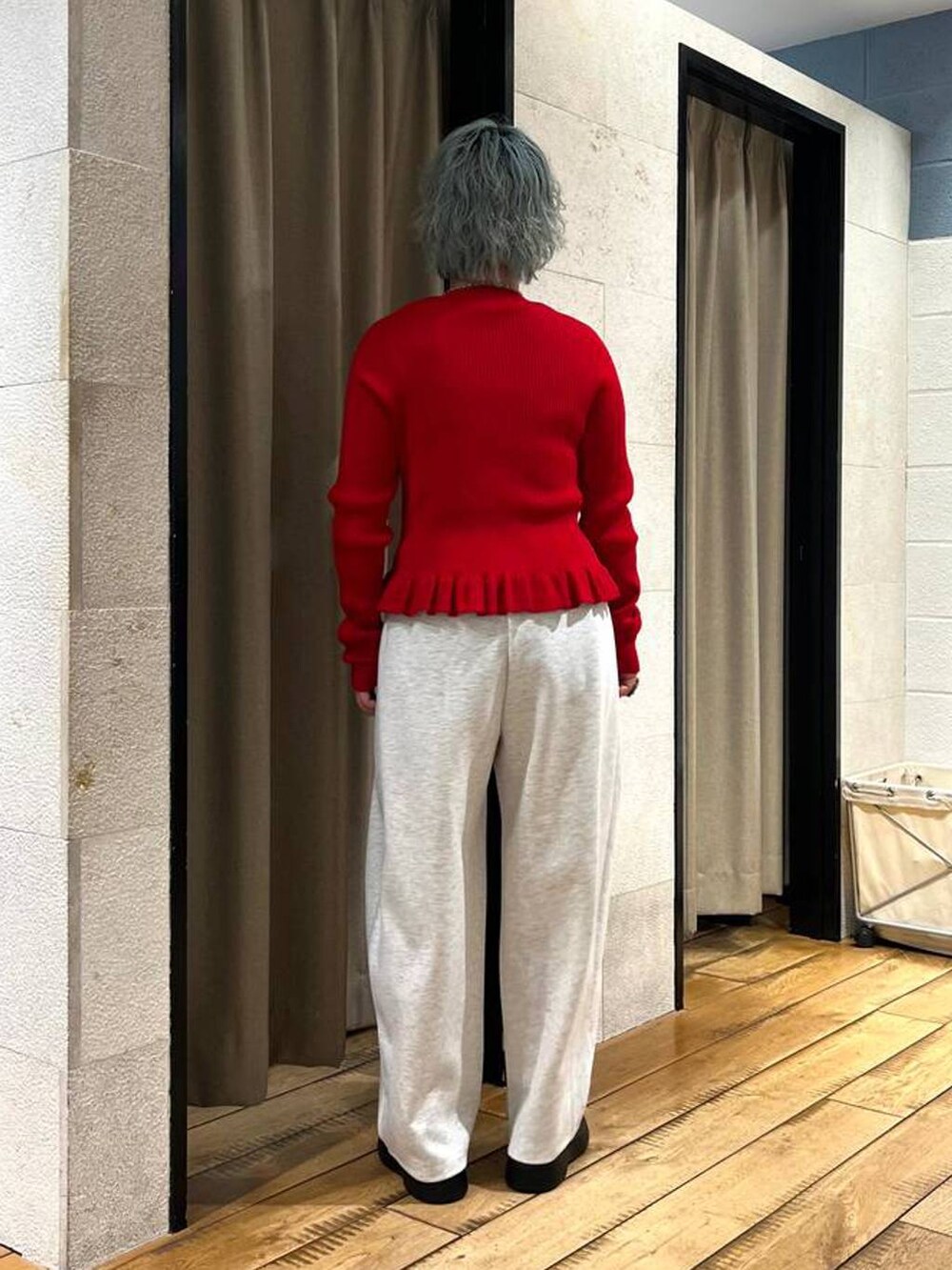 グレー系のスウェットパンツ、ブラック系のサンダル、レッド系のTシャツ/カットソーを着用したレディースの冬コーディネートの3枚目の写真