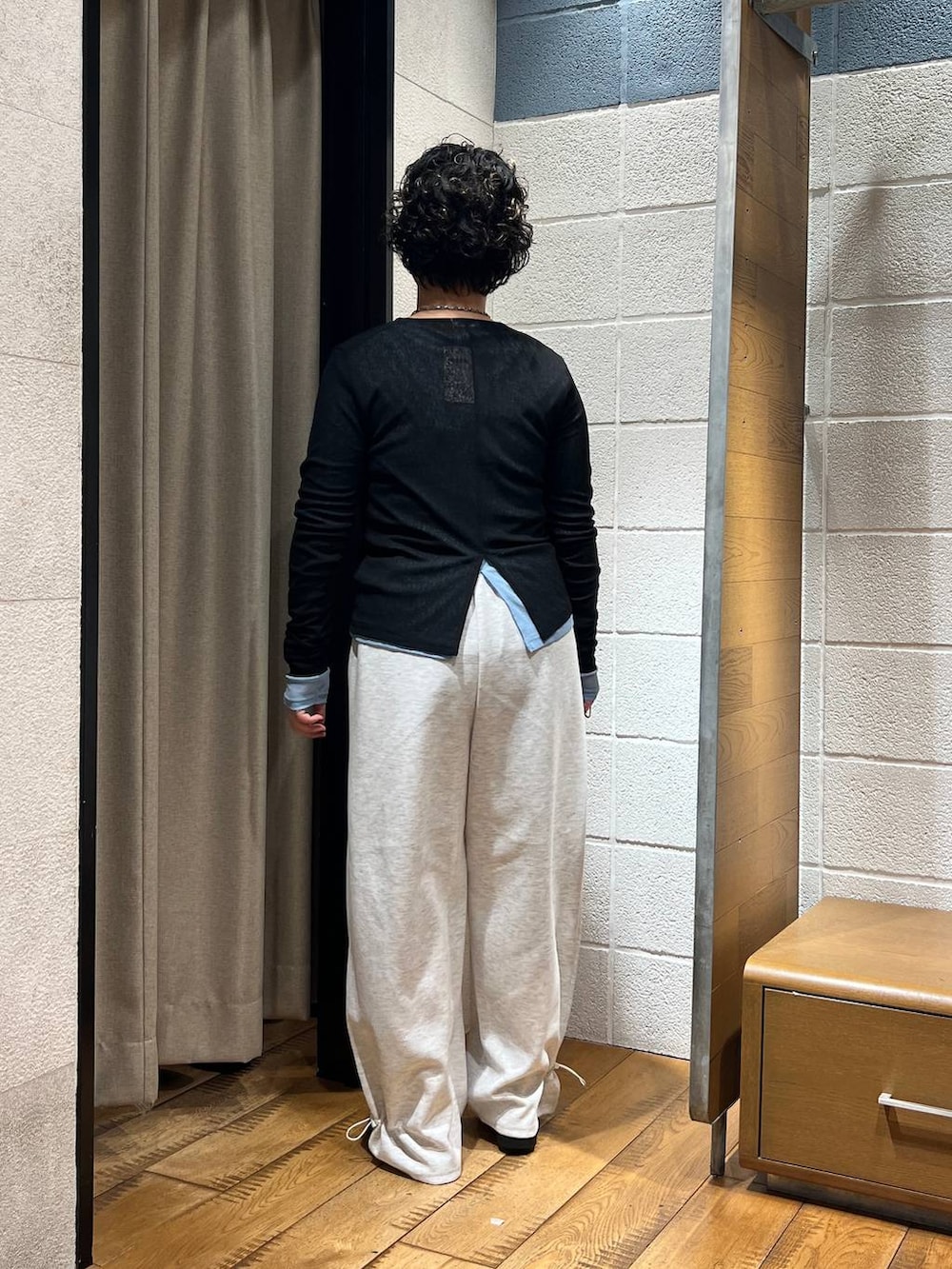 グレー系のスウェットパンツ、ブラック系のサンダル、ブラック系のTシャツ/カットソーを着用したレディースの夏コーディネートの3枚目の写真