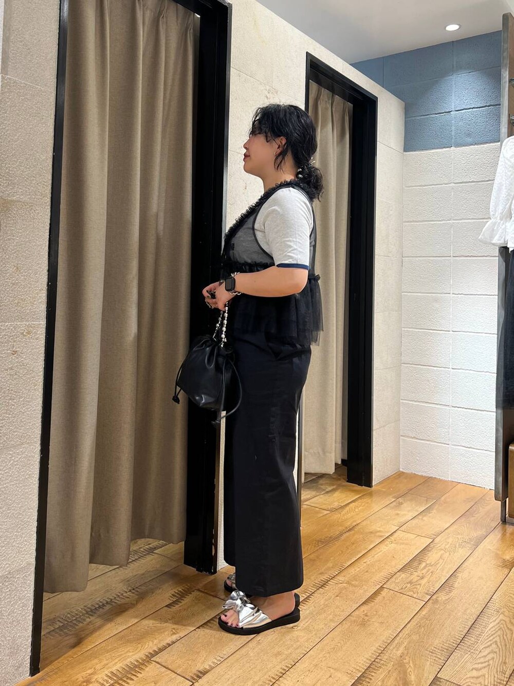 グレー系のTシャツ/カットソー、ブラック系のスカート、ブラック系のショルダーバッグを着用したレディースの夏コーディネートの2枚目の写真