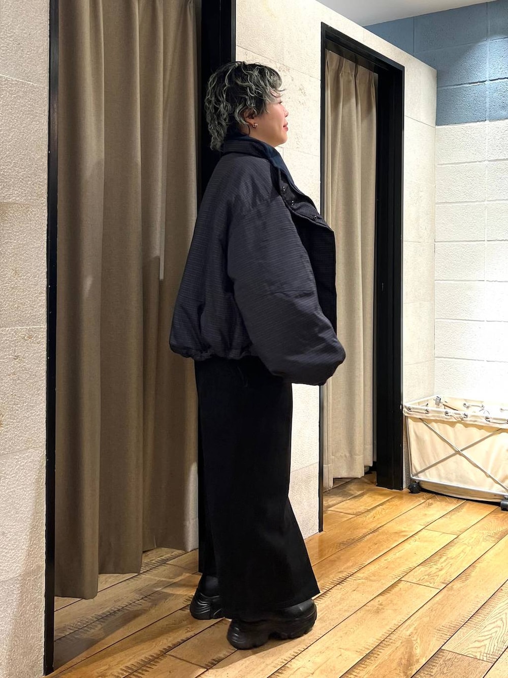 ブラック系のブーツ、ブラック系のスカート、グレー系のニット/セーターを着用したレディースの冬コーディネートの4枚目の写真