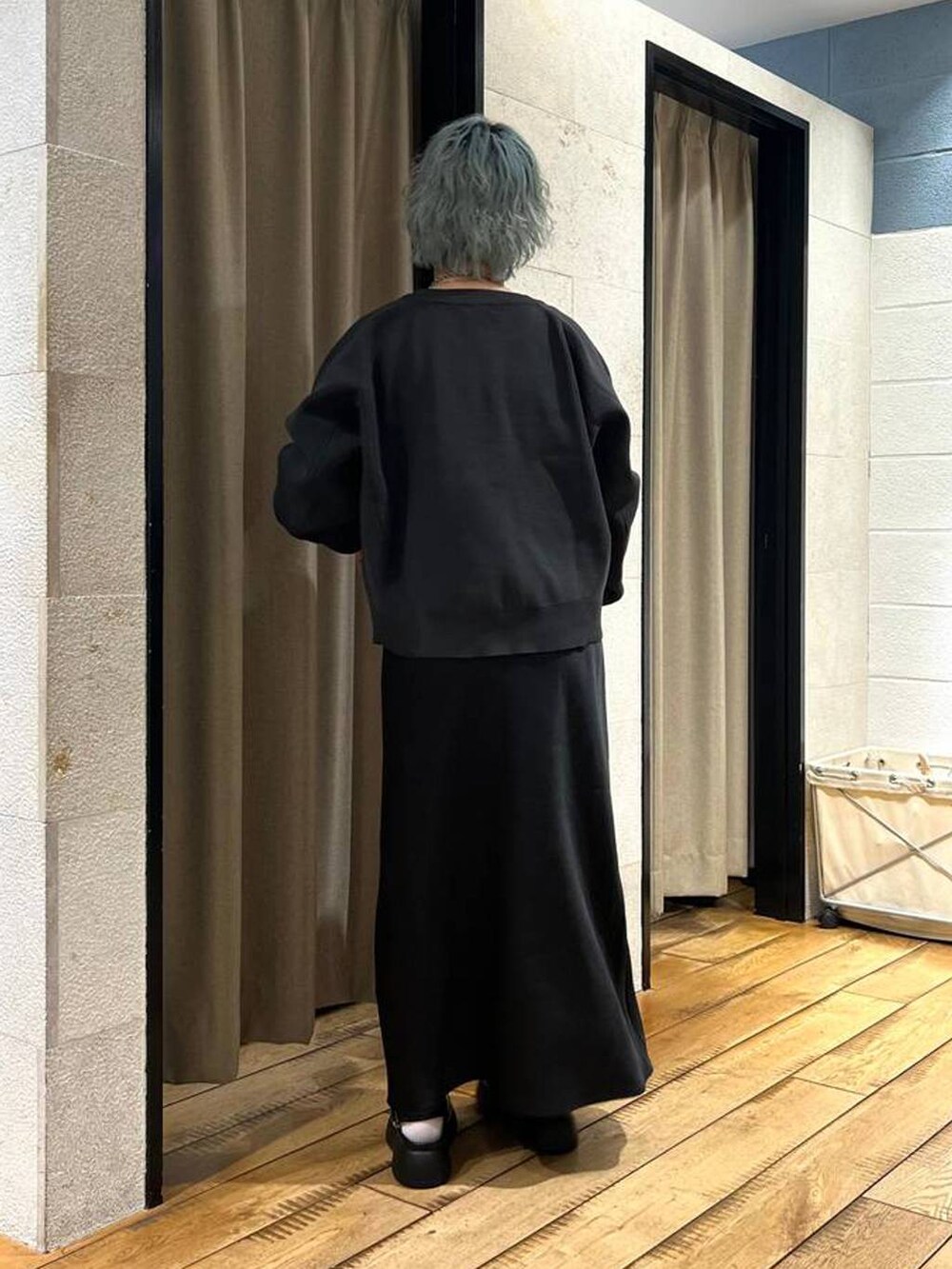 ブラック系のスカート、ブラック系のサンダル、グレー系のカーディガン/ボレロを着用したレディースの冬コーディネートの3枚目の写真