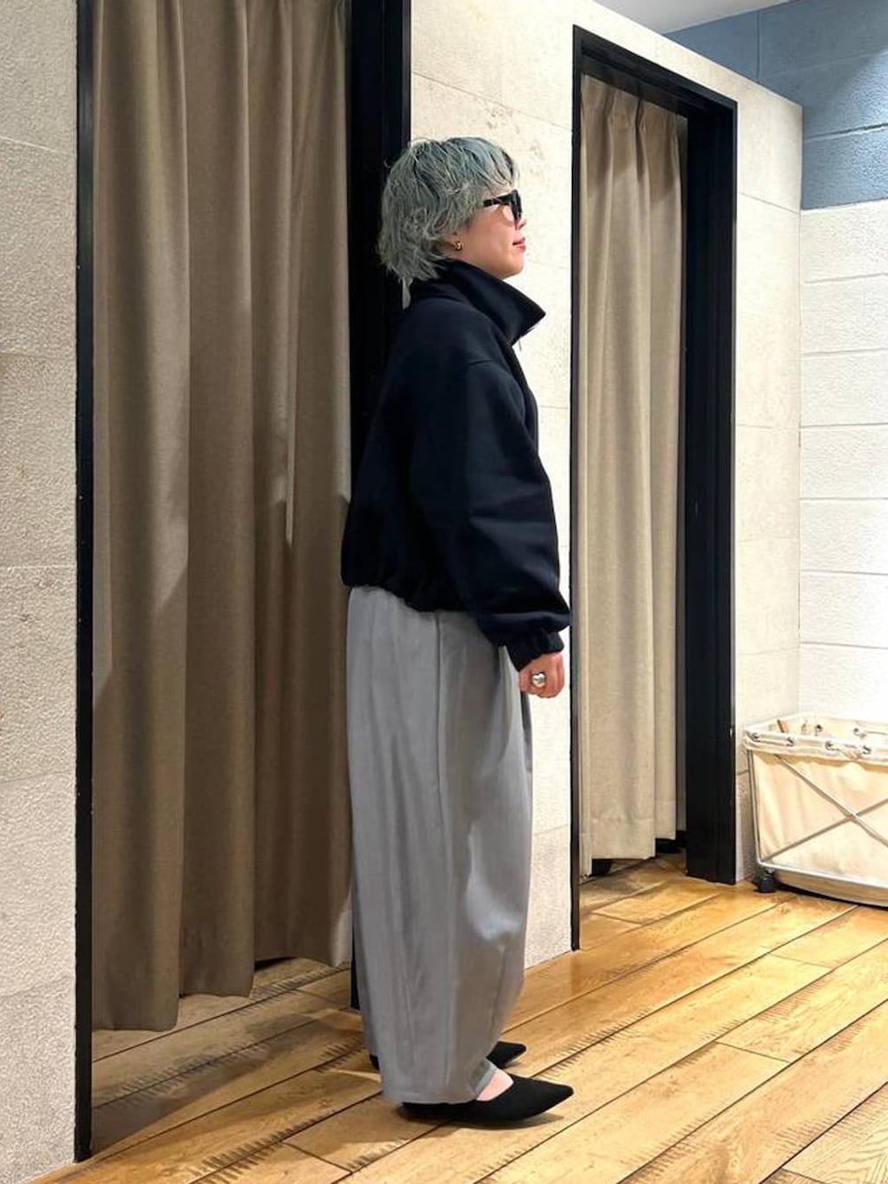 グレー系のその他パンツ、ブラック系のパンプス、ブラック系のスウェットを着用したレディースの冬コーディネートの4枚目の写真