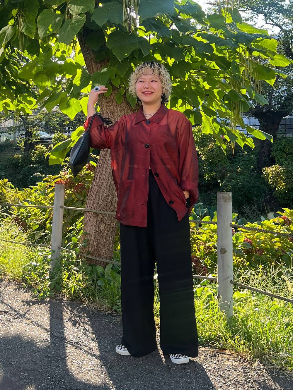 ブラック系のその他パンツ、レッド系のシャツ/ブラウスを着用したレディースの秋コーディネートの2枚目の写真