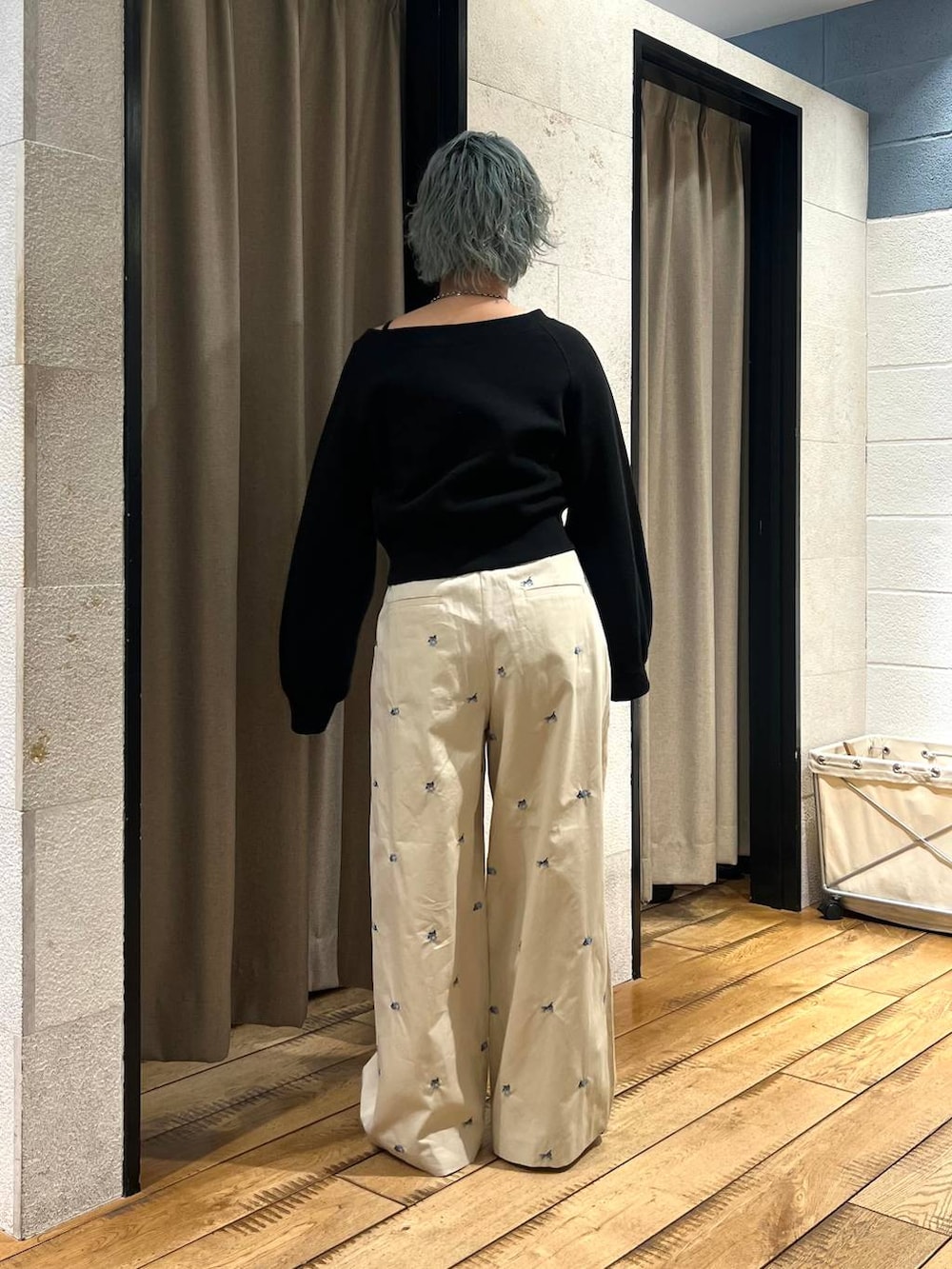 ブラック系のパンプス、ブラック系のスウェット、ベージュ系のその他パンツを着用したレディースの冬コーディネートの3枚目の写真