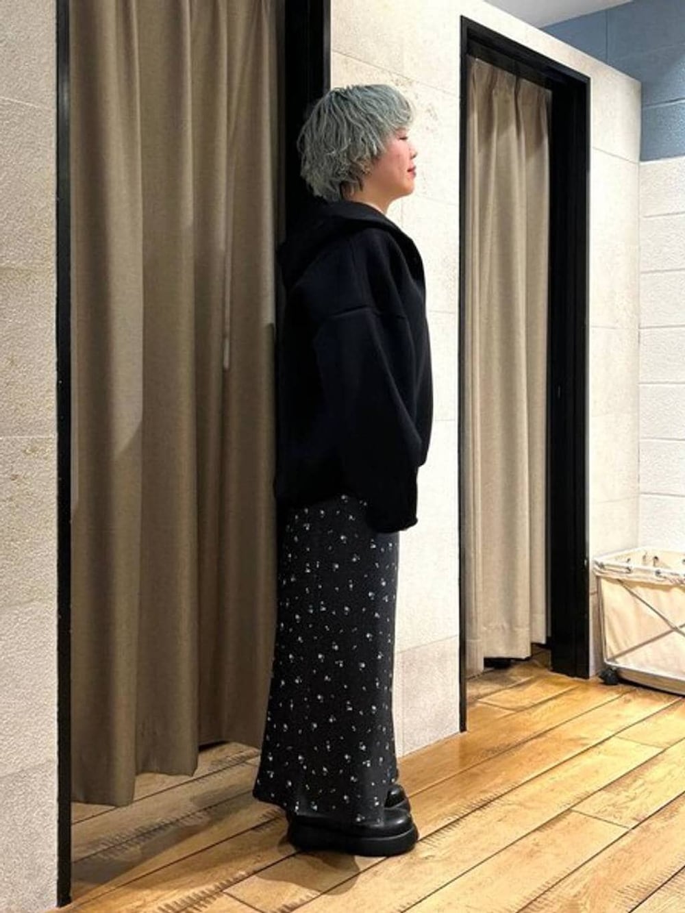 ブラック系のスカート、ブラック系のサンダル、ブラック系のブルゾンを着用したレディースの冬コーディネートの4枚目の写真