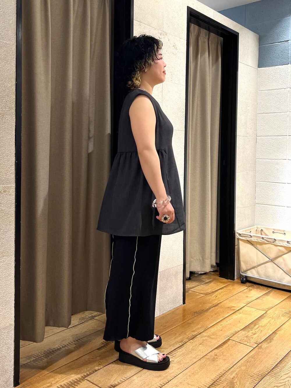 ブラック系のTシャツ/カットソー、シルバー系のサンダル、グレー系のその他アウターを着用したレディースの夏コーディネートの4枚目の写真