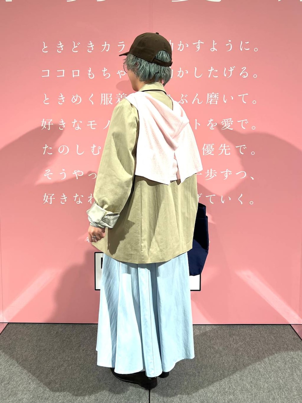 グレー系のTシャツ/カットソー、ブラウン系のローファー、ピンク系のTシャツ/カットソーを着用したレディースの春コーディネートの2枚目の写真