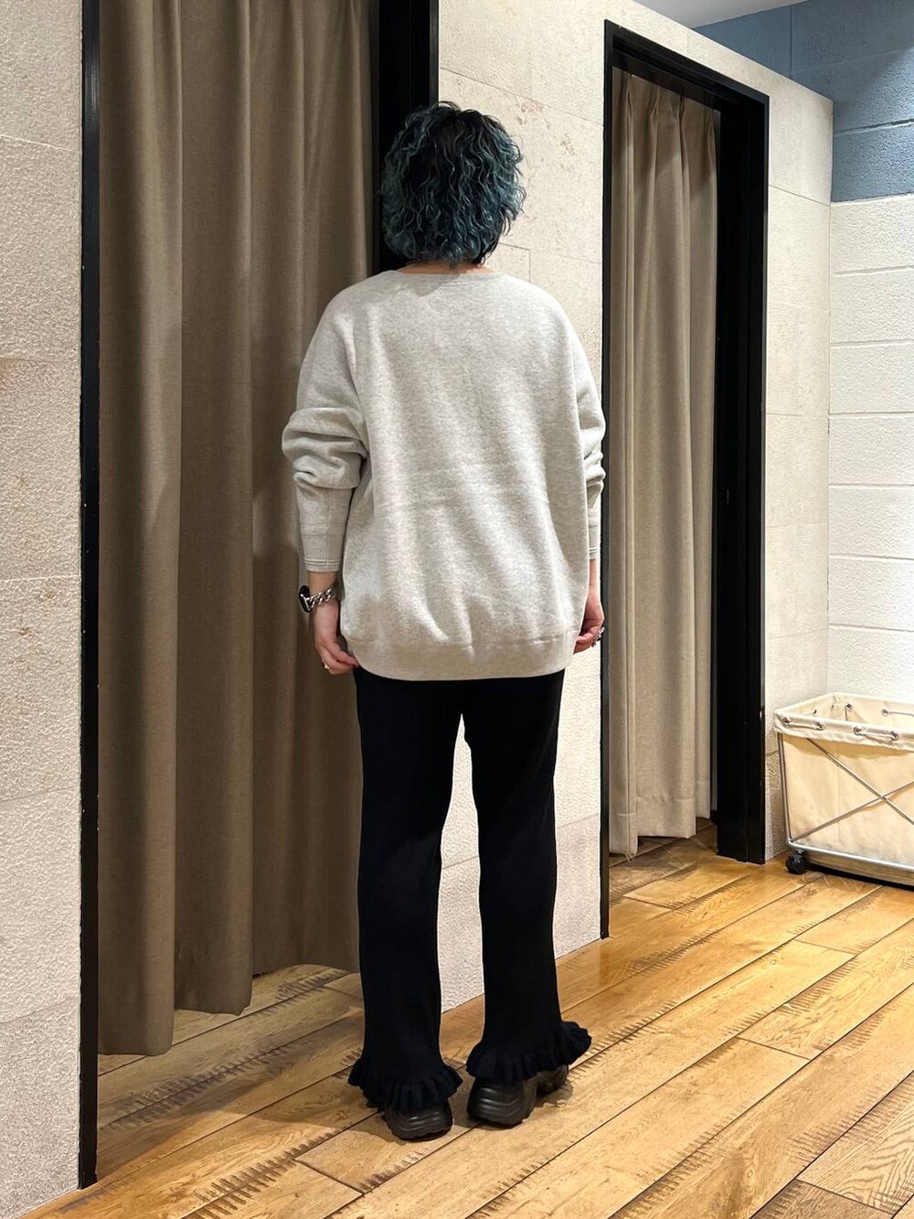 ブラック系のブーツ、グレー系のニット/セーター、ブラック系のその他パンツを着用したレディースの秋コーディネートの3枚目の写真