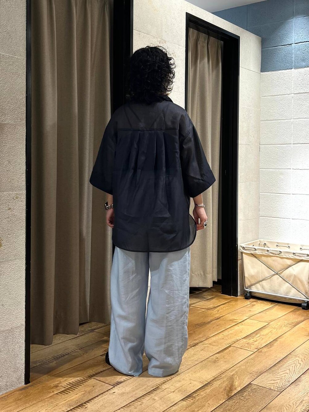 ブラック系のTシャツ/カットソー、ブラック系のサンダル、ブラック系のシャツ/ブラウスを着用したレディースの夏コーディネートの3枚目の写真