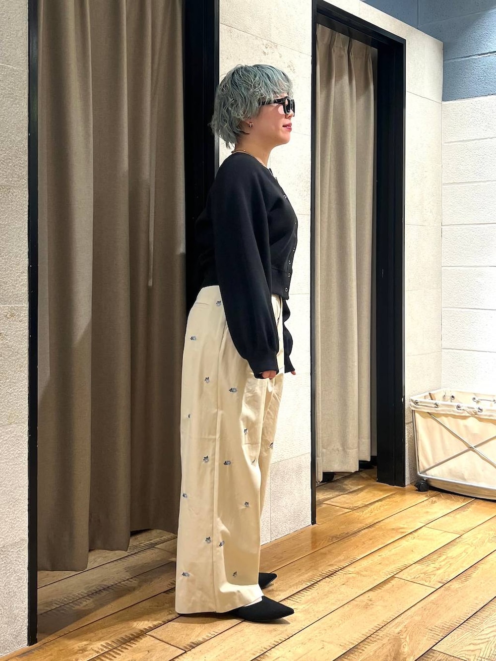 ブラック系のパンプス、ブラック系のスウェット、ベージュ系のその他パンツを着用したレディースの冬コーディネートの4枚目の写真