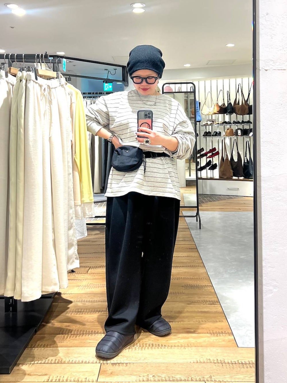 ブラック系のスウェットパンツ、グレー系のTシャツ/カットソーを着用したレディースの春コーディネートの2枚目の写真