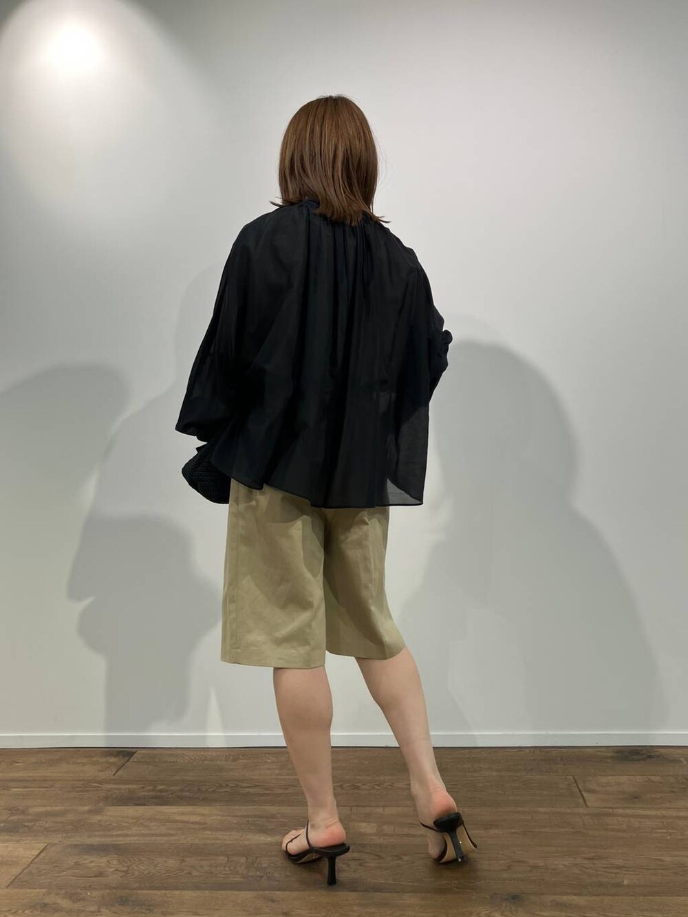 ベージュ系のその他パンツ、ブラック系のシャツ/ブラウス、ベージュ系のTシャツ/カットソーを着用したレディースの春コーディネートの2枚目の写真