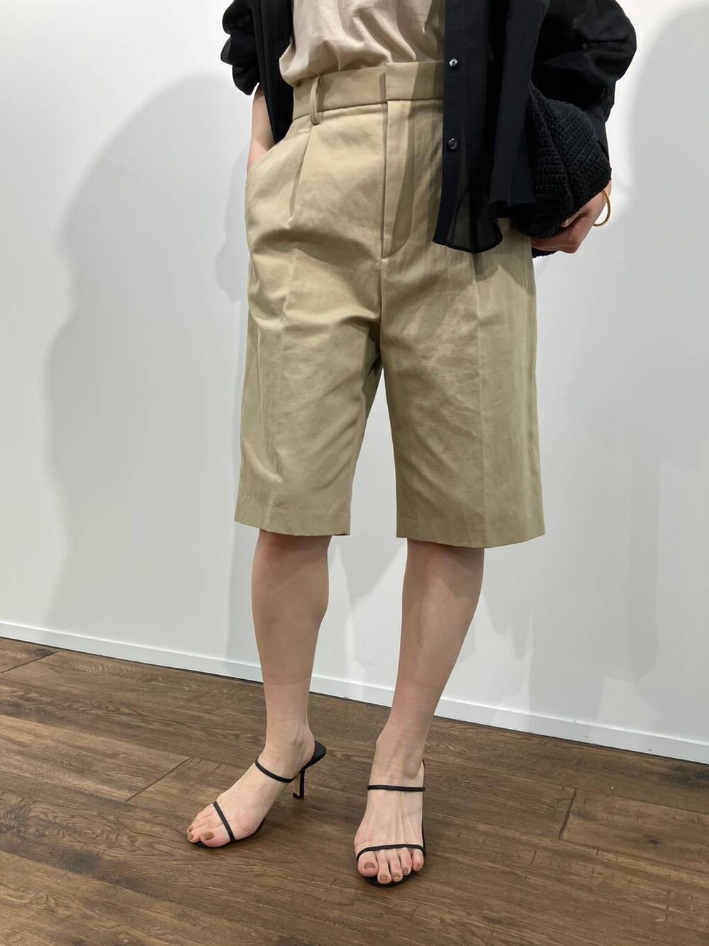 ベージュ系のその他パンツ、ブラック系のシャツ/ブラウス、ベージュ系のTシャツ/カットソーを着用したレディースの春コーディネートの6枚目の写真