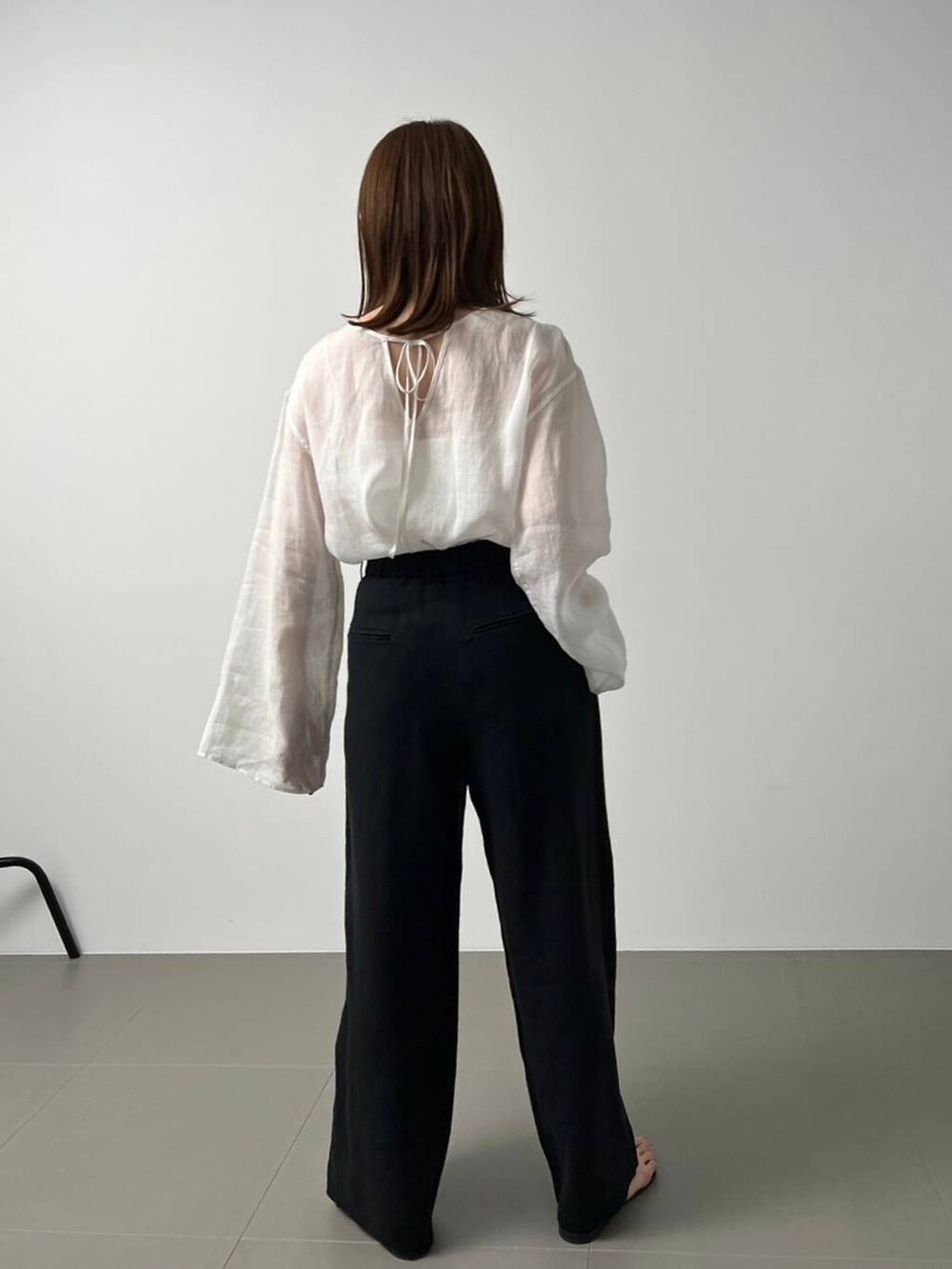 ブラック系のその他パンツ、ブラック系のサンダルを着用したレディースの春コーディネートの2枚目の写真