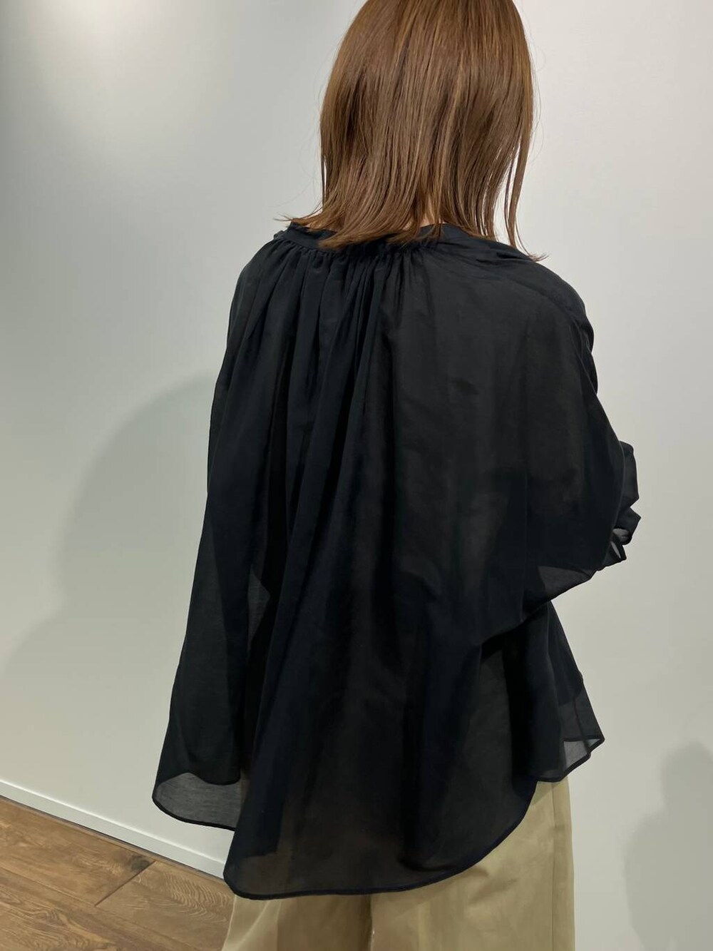 ベージュ系のその他パンツ、ブラック系のシャツ/ブラウス、ベージュ系のTシャツ/カットソーを着用したレディースの春コーディネートの5枚目の写真