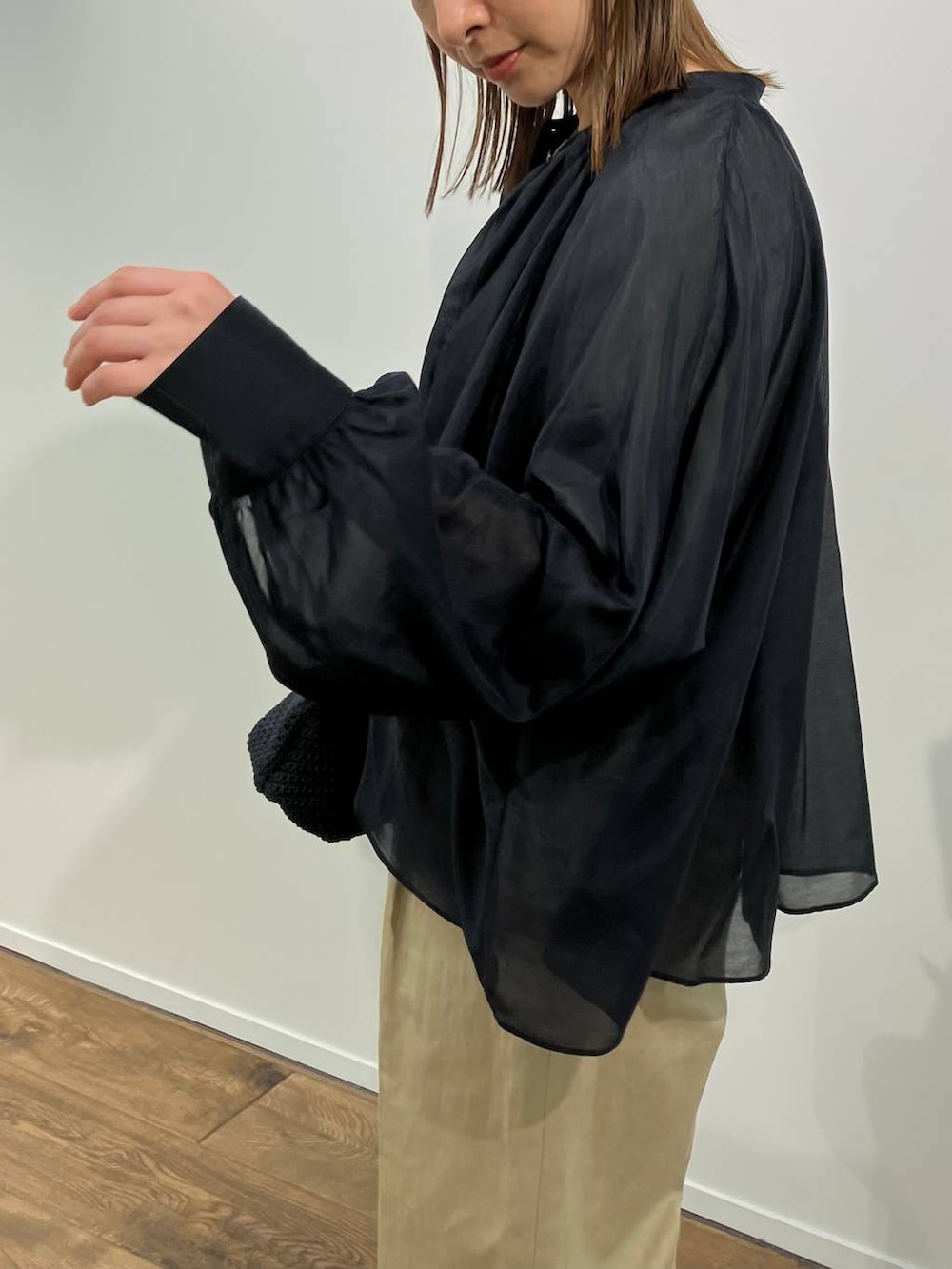 ベージュ系のその他パンツ、ブラック系のシャツ/ブラウス、ベージュ系のTシャツ/カットソーを着用したレディースの春コーディネートの4枚目の写真