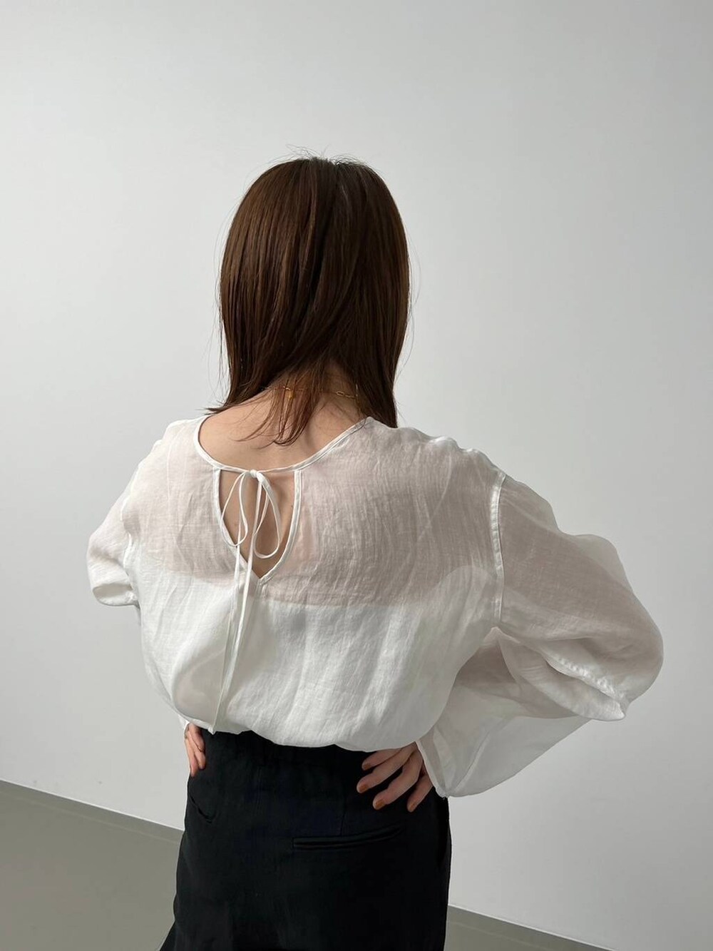 ブラック系のその他パンツ、ブラック系のサンダルを着用したレディースの春コーディネートの5枚目の写真