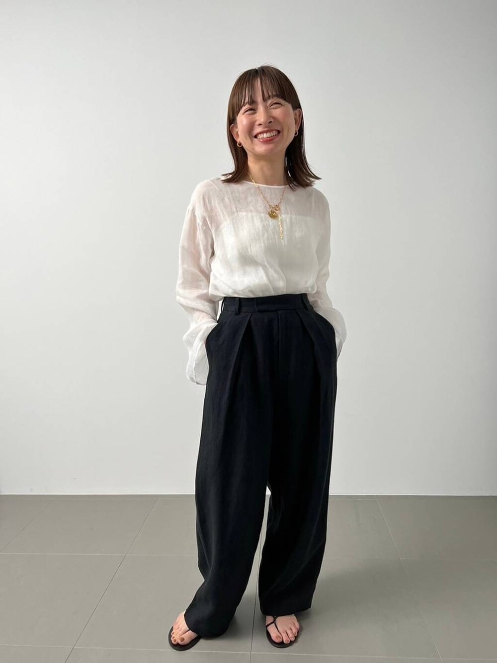 ブラック系のその他パンツ、ブラック系のサンダルを着用したレディースの春コーディネートの3枚目の写真