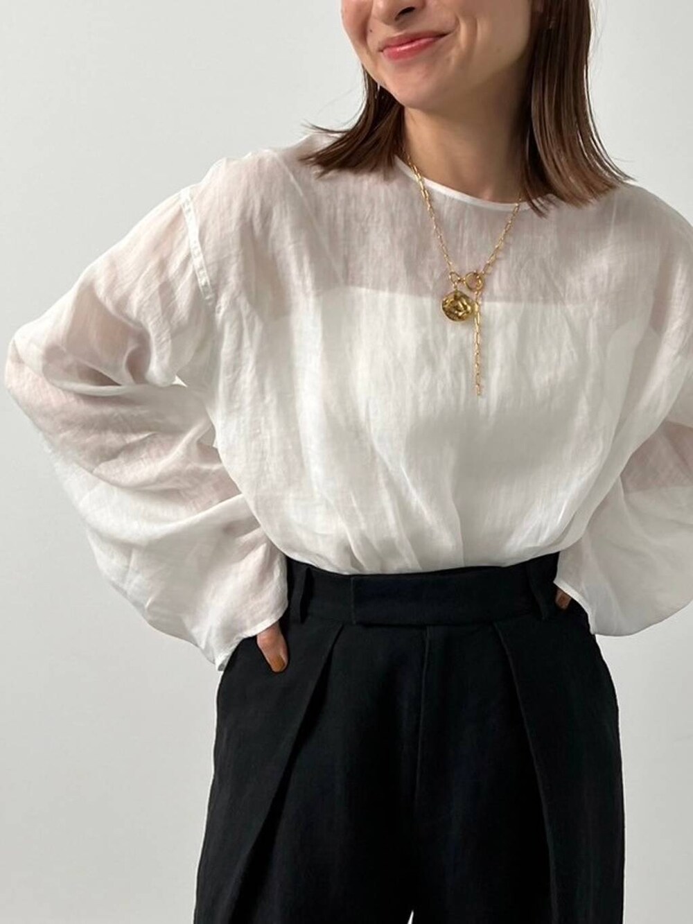 ブラック系のその他パンツ、ブラック系のサンダルを着用したレディースの春コーディネートの4枚目の写真