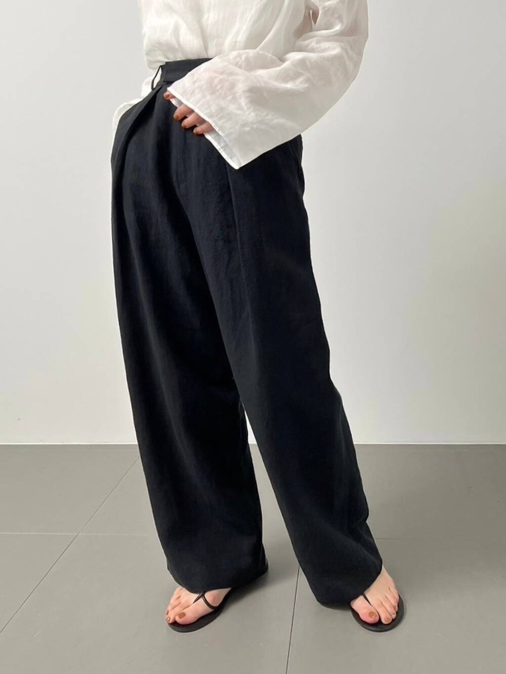 ブラック系のその他パンツ、ブラック系のサンダルを着用したレディースの春コーディネートの6枚目の写真