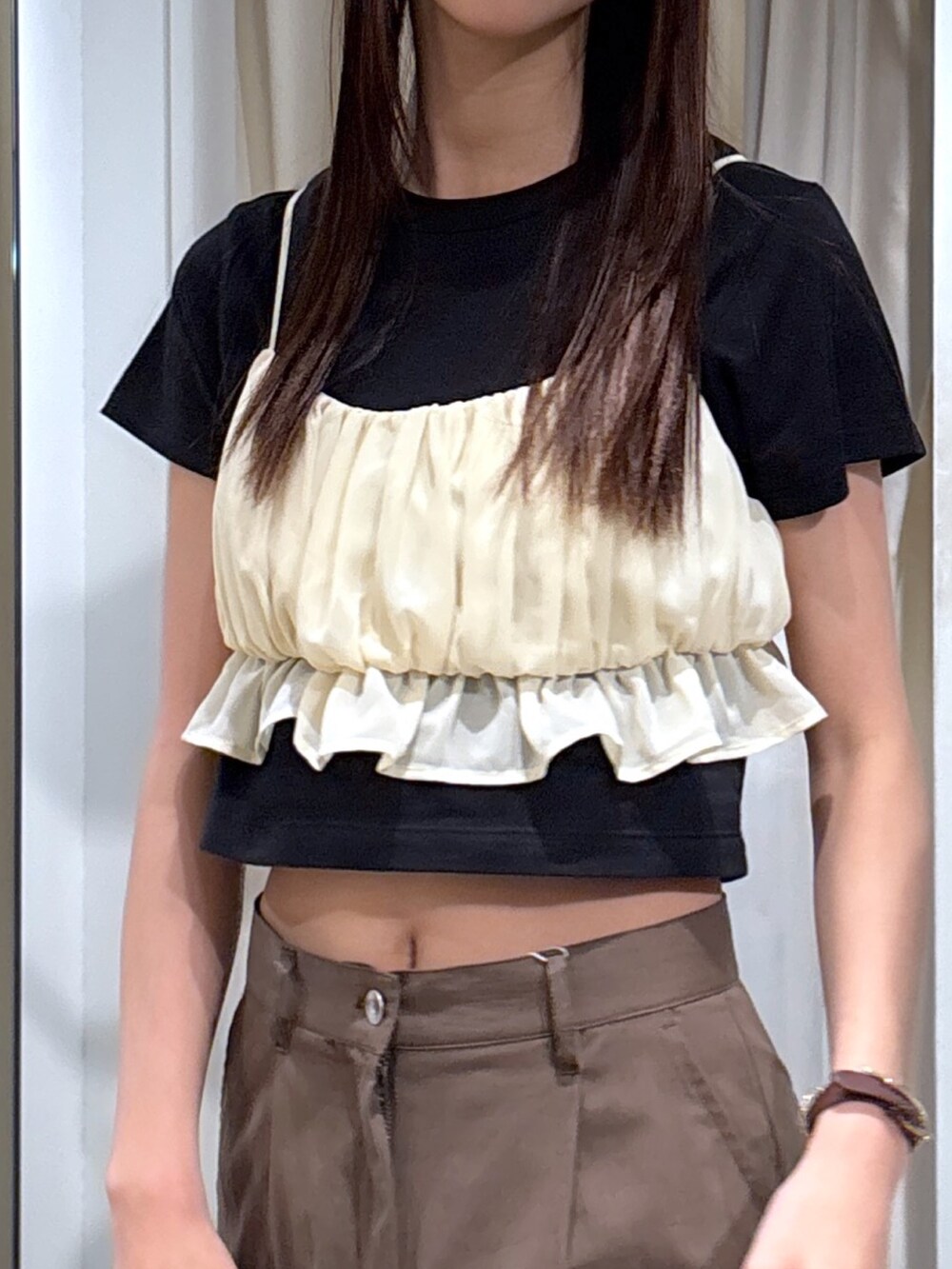ブラウン系のその他パンツ、ブラック系のハンドバッグ、ブラック系のTシャツ/カットソーを着用したレディースの夏コーディネートの2枚目の写真