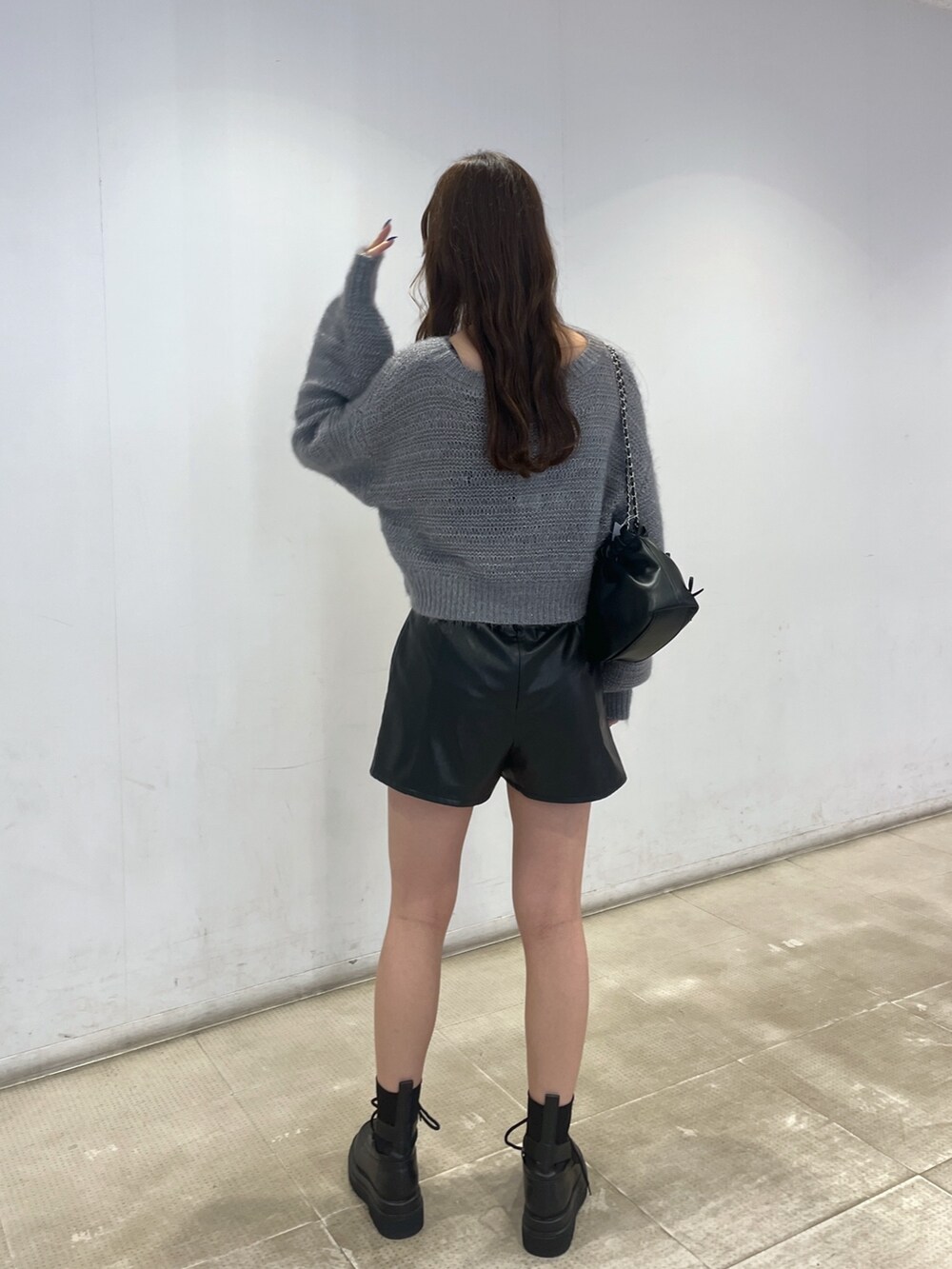 グレー系のニット/セーター、ブラック系のショルダーバッグ、ブラック系のその他パンツを着用したレディースの秋コーディネートの2枚目の写真