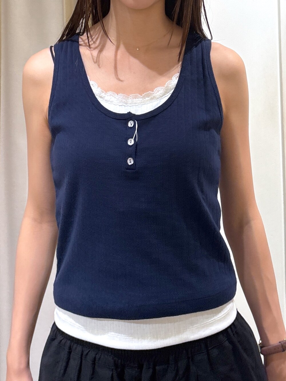 ブルー系のTシャツ/カットソー、ブラウン系のショルダーバッグを着用したレディースの夏コーディネートの2枚目の写真