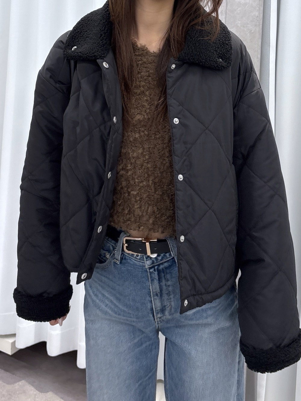 ブルー系のデニムパンツ、ブラウン系のスウェット、ブラック系のブルゾンを着用したレディースの秋コーディネートの4枚目の写真