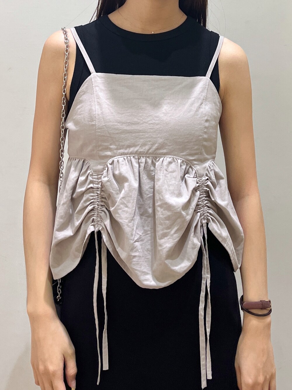 ブラック系のワンピース、グレー系のシャツ/ブラウス、ブラック系のショルダーバッグを着用したレディースの夏コーディネートの3枚目の写真