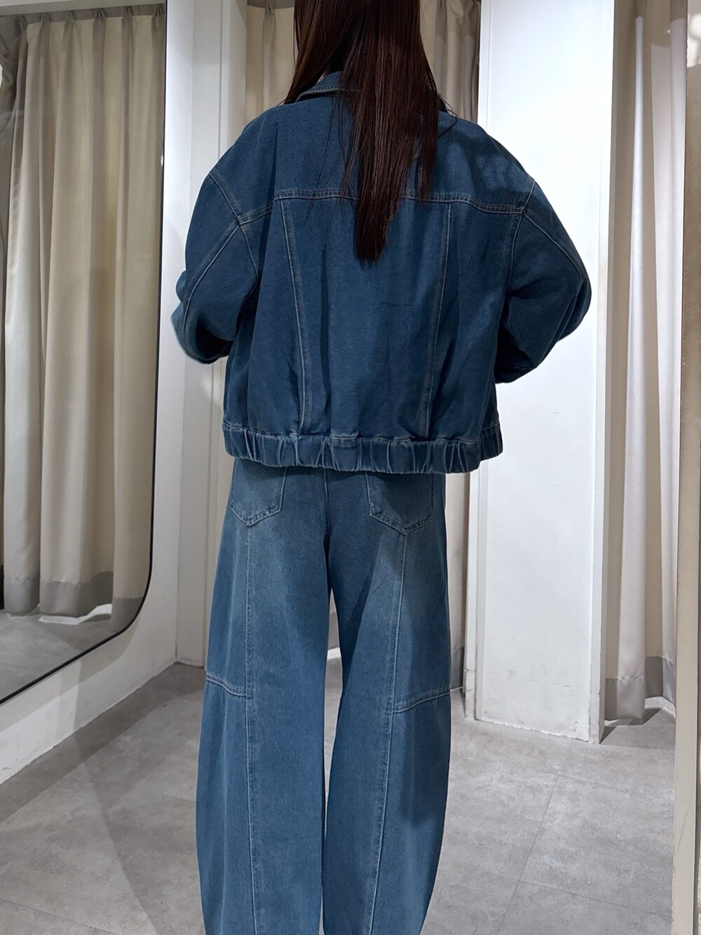 ブルー系のデニムパンツ、ブラック系のシャツ/ブラウス、ブルー系のデニムジャケットを着用したレディースの秋コーディネートの3枚目の写真