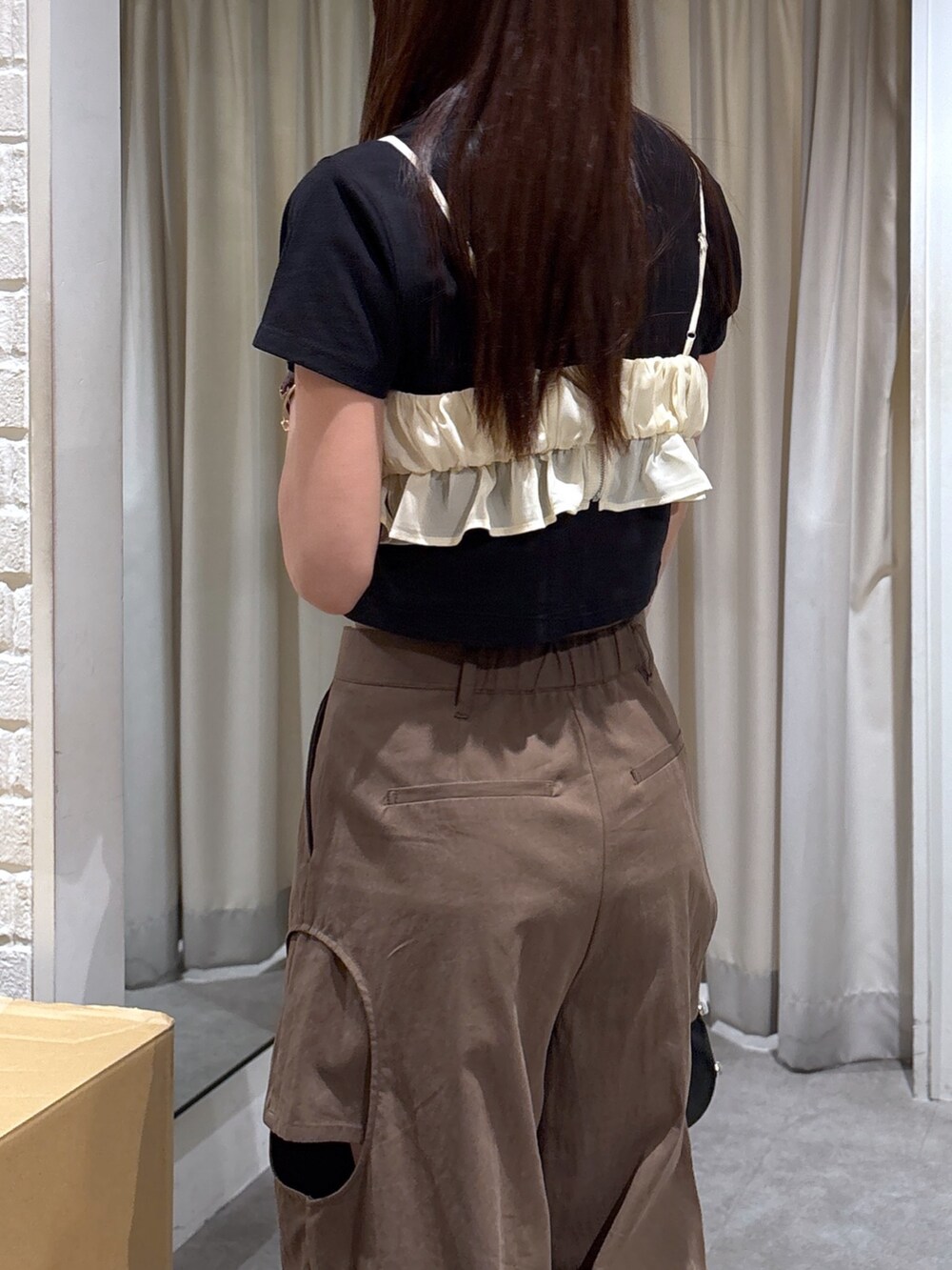 ブラウン系のその他パンツ、ブラック系のハンドバッグ、ブラック系のTシャツ/カットソーを着用したレディースの夏コーディネートの3枚目の写真